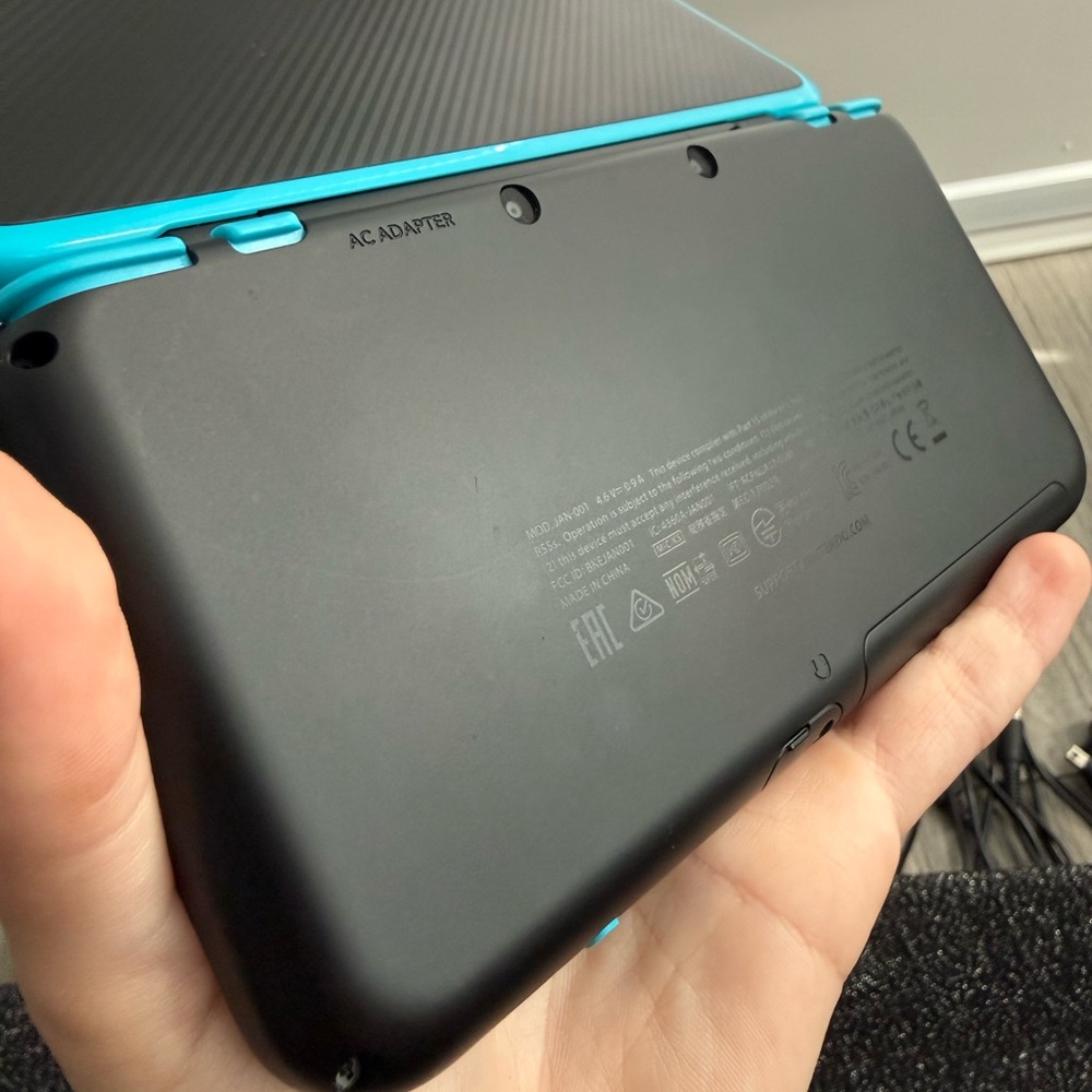 “New” Nintendo 2DS XL Black/Turquoise Bundle 64gb Black Case 3 Chargers - Picture 15 of 16